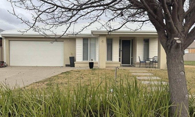 Nagambie House | Lakeside Nagambie: 4 BR, 2 BA in nagambie, Sleeps 8