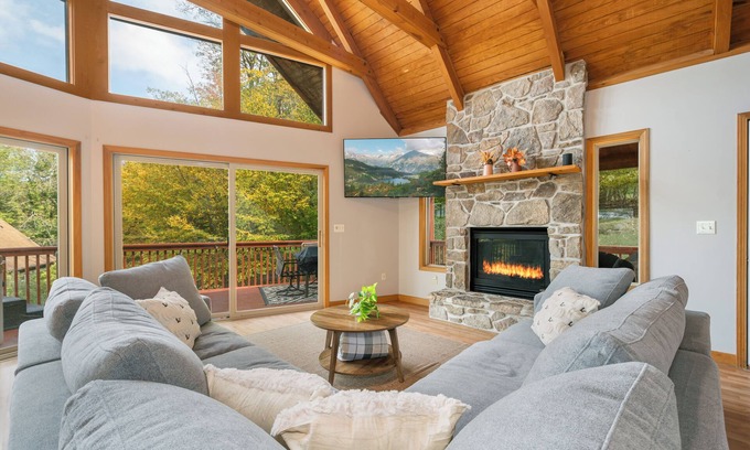 Thayerville Ski Chalet | Lakeview Chalet in Deep Creek Lake + Hot Tub