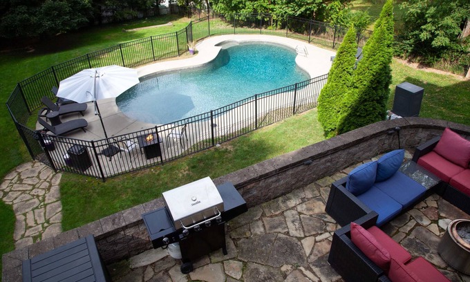 South Main Street House | Lakeview on Main Pool, Fire Pit + Walkable