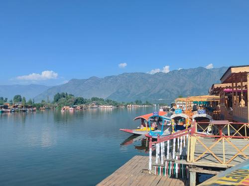 Dal Lake Hotel | Lalarukh Group of Houseboats