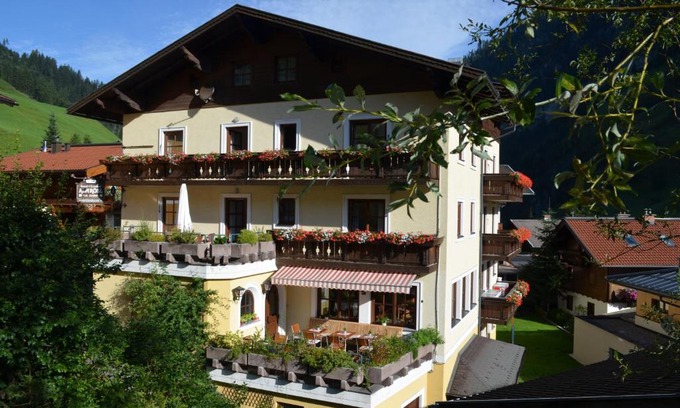 Huettschlag Hotel | Landhotel Almrösl im Großarltal