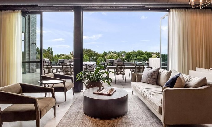 Logan Square Apartment | Landing at Logan Apartments - Studio in Logan Square