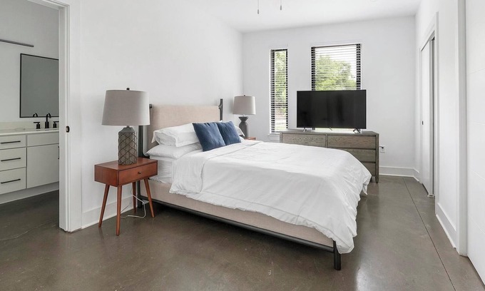 Eighth Avenue Apartment | Landing | Beautiful 2BD, Courtyard, Yoga Studio