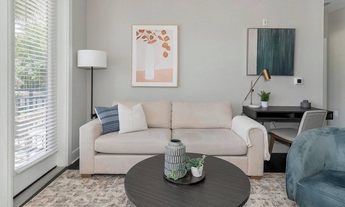 San Marco Apartment | Landing | Stylish 2BD, Pool, Gym