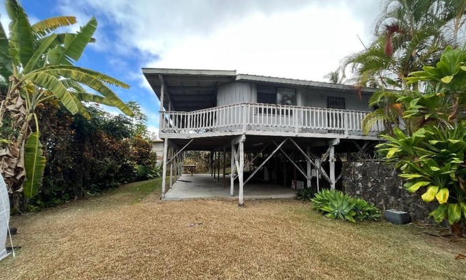 Kalaoa House | Large 3/2 House in Kailua-Kona with ALL New Furnishings and Yard Above Airport