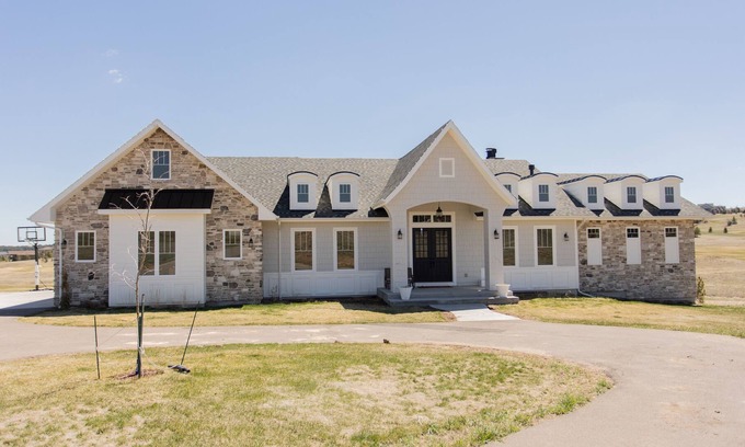 Monument House | Large and elegant newly built home