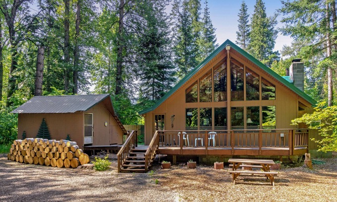 Elk Meadows Cabin | Large cabin with fast WiFi & outdoor dining area - direct access to Yakima River