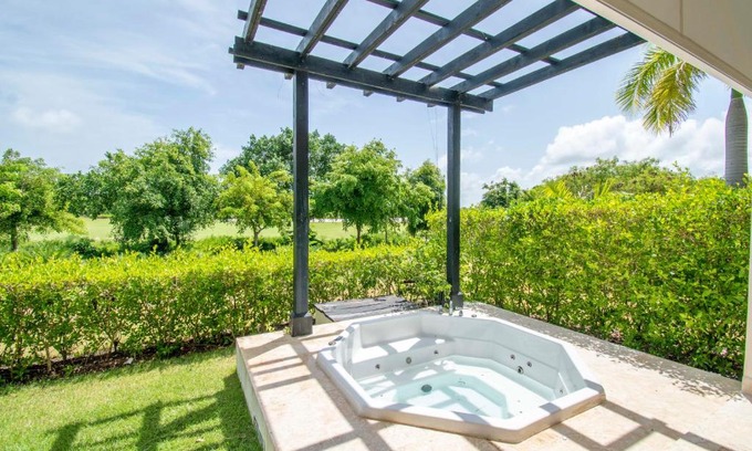 Punta Cana Apartment | Large fully-equiped golf-front apartment with jacuzzi in luxury beach resort