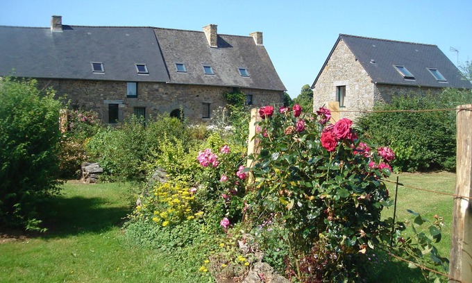 Saint-Germain-en-Cogles Cottage | Large gîte for 12 people, Fougères, Mont St Michel, quiet in the Brittany countryside.