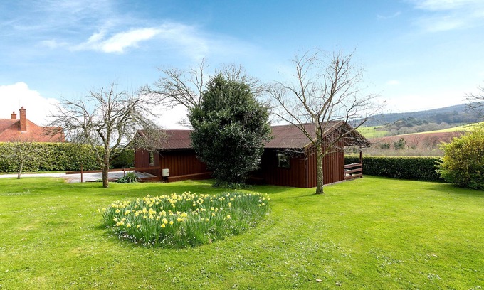 Minehead Cabin | Large Lodge in 3 acres with fabulous Exmoor views, 1.5 mile walk to shops & pubs with beach beyond