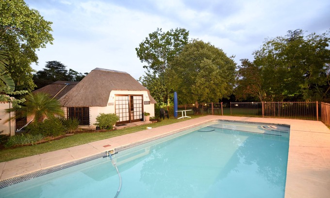 Greater Johannesburg Metropolitan Area Cottage | Large, modern studio unit with private garden in Bryanston