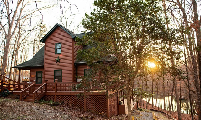 Reed Creek House | Large Private Lake Front home on level lot, kayaks, fire pit FREE firewood!