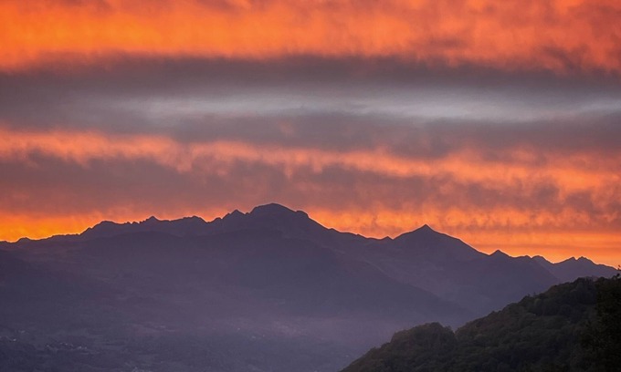 Salles House | Large renovated gîte with magnificent mountain views, at the heart of many activities.