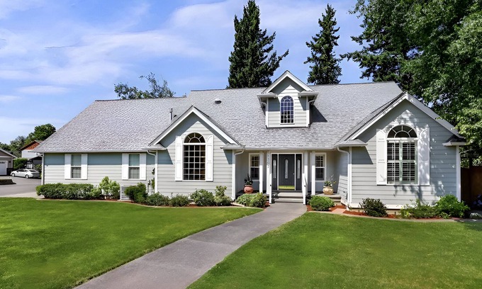 Everson House | Large Traveler friendly 3 bedroom Rambler minutes to amenities!