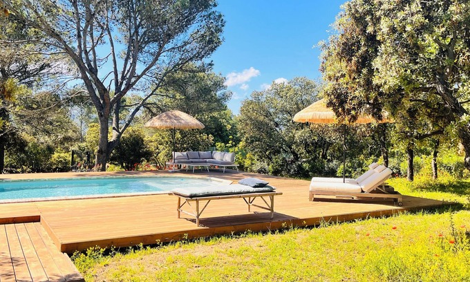 Cabrieres-d'Avignon House | Large villa, 4 bedrooms, sleeps 10, swimming pool, Luberon, 4 kms from Gordes