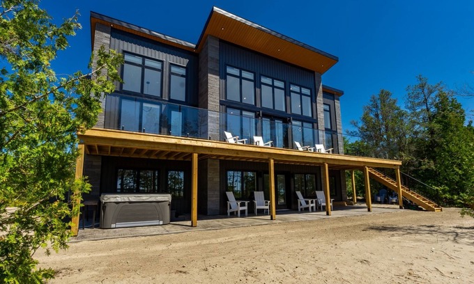 Northern Bruce Peninsula Cottage | Largest Luxury Private Beachfront in Tobermory with Hot tub!