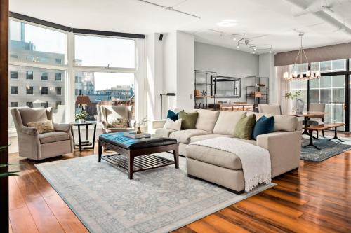 LoDo House | Larimer Square Luxury - Office - Downtown Hub
