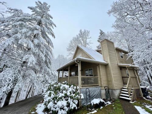 Townsend House | Laurel Valley Charmer with Grill and Golf Course Access