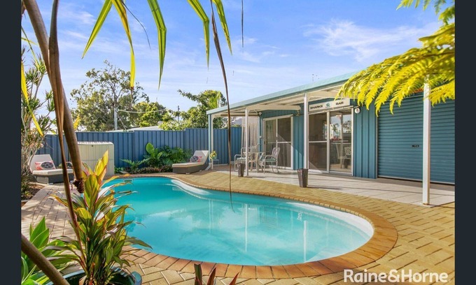 Tin Can Bay House | LAZE AROUND THE POOL