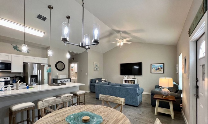 Corpus Christi House | Lazy as a Lobster @THE LAZY LOBSTER! Close Walk To Beach! Pool!