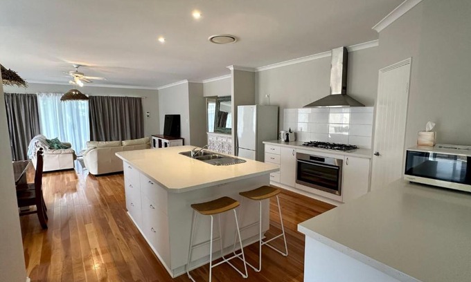 Broadwater House | Lazy Daze on Davies