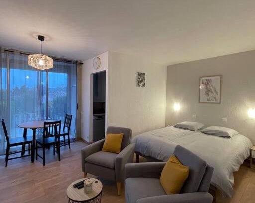 Greoux-les-Bains Apartment | Le Belleviste - Studio tout équipé, Wifi, parking