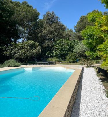 Quartier des Espesses House | Le mazet en été en garrigue nimoise et parking