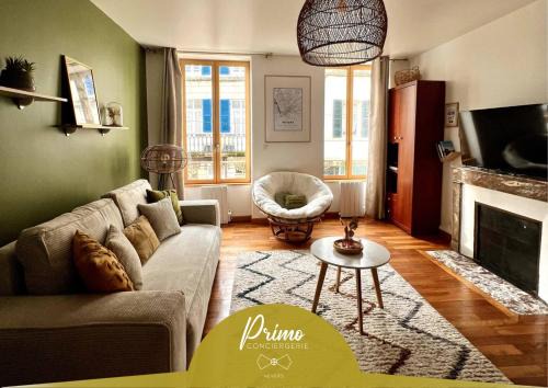 Nevers Apartment | "Le Noeud vert" Appartement sur le thème de Nevers, 65 m2 en coeur de ville, parking à 200M avec accès inclus à salle de sport de 2000m2, Sauna & Hammam, by PRIMO C0NCIERGERIE