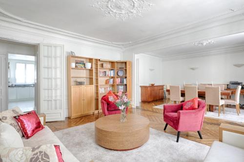 Saint-Vincent-de-Paul Apartment | Le Petit Hôtel - Appt 6p 127 m² à Paris