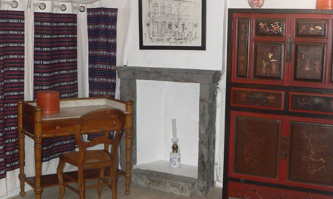 Clermont Ferrand City Centre House | LE PETIT SIAM - Charming guest room with shared SB - Center Clermont-FD