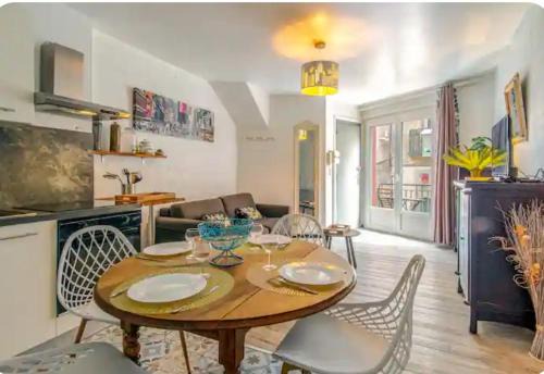 Pezenas Apartment | "Le Transversal 1" -Balcon-Garage privé optionnel -Centre historique-Plages à 21km !