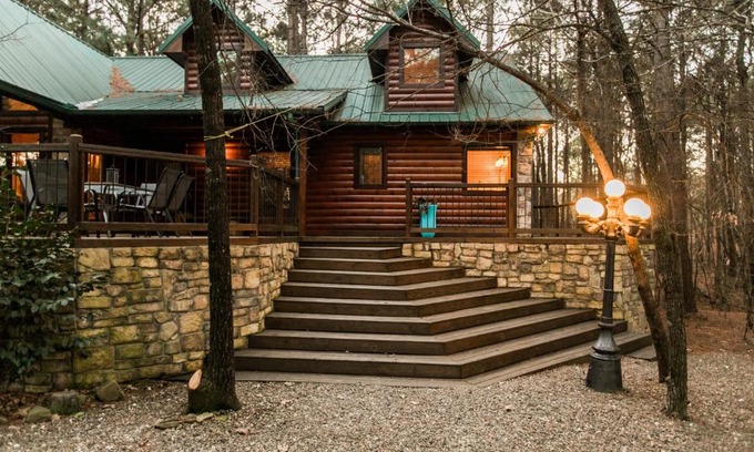 Broken Bow House | Leaping Lizard Lodge 4 bdrm 3 and a half Bth, Hot tub, Fireplaces, Swing Set, Gameroom