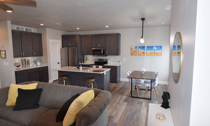 Ammon House | Lemon Sunburst - Family Friendly Property