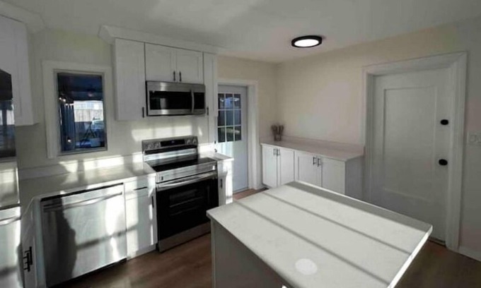 Seminole Cottage | Less than 10 Minutes to the most beautiful beaches!
