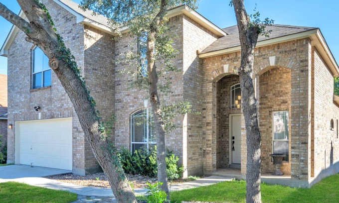 Helotes House | Less than 19miles to downtown Riverwalk, The Alamo and San Fernando Cathedral.