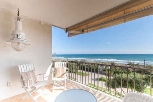 Gava Apartment | LETS HOLIDAYS Beach front apartment in Gavà Mar, Pine Beach