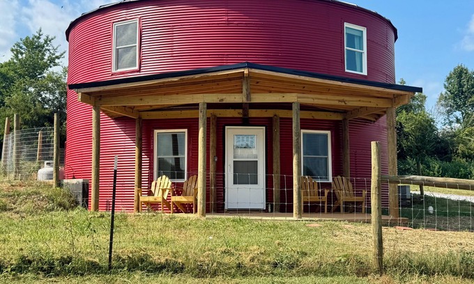 Naruna House | Lg Grain Bin turned into a modern home located minutes to Lynchburg and Liberty