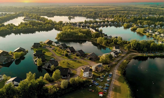 Ampney Crucis House | Libelle | Lakeside Retreat with Hot Tub & Kayak