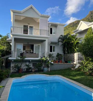 La Preneuse House | Light & Airy Seaview Duplex