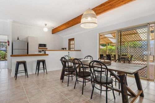 Dawesville House | Light & Bright Pet Friendly Beachside Haven in Old Dawesville