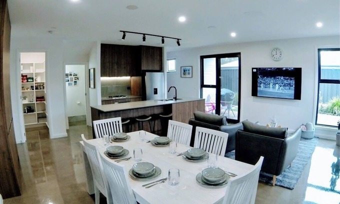 Broulee House | Like New, 3 bedroom Townhome, Walking distance (7 Min) to 3 beaches of Broulee.