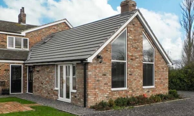 Storwood Cottage | LILLIEPUT LODGE, family friendly, with open fire in Melbourne