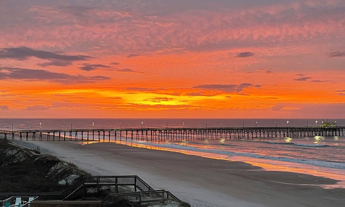 McCutcheon Field House | Linens Included/Beachfront/Pool/Private hot tub/Elevator