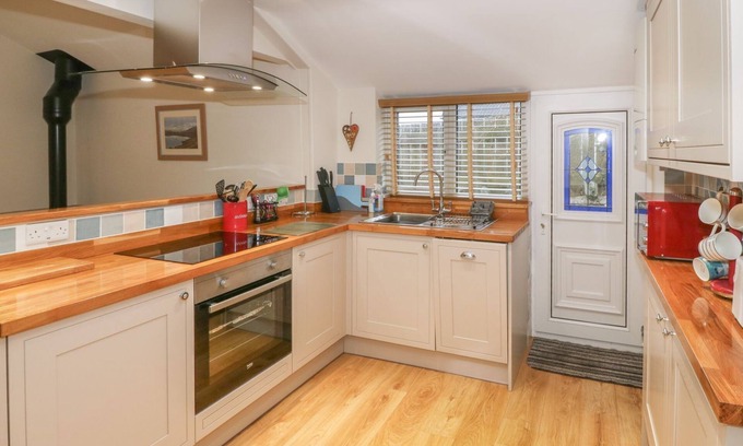 Caergeiliog Cottage | LITTLE NETHERLEIGH, pet friendly, with open fire in Trearddur Bay