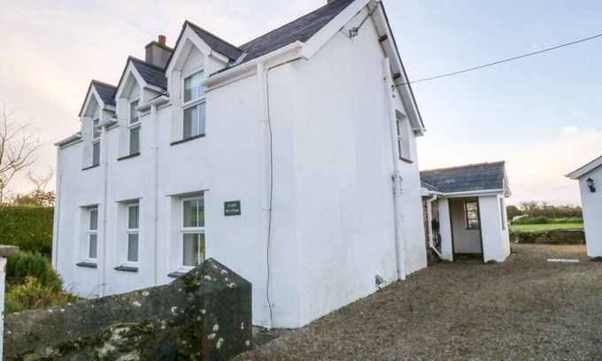 Garn Fadryn Cottage | LLAIN RHUTTAN, family friendly, country holiday cottage in Aberdaron