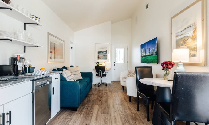Sweetbriar Cottage | Local Art Vibes ✔️ Comfy Beds & Rain Shower ❤️ Walk to Downtown & Eats 🏡