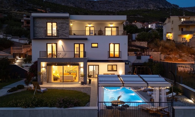 Mravince Villa | Located 8km from Split, offers 5 bedrooms, 5 bathrooms, Playroom with PS5, private pool, stylish living area, 6km from nearest beach, capacity of 10 people