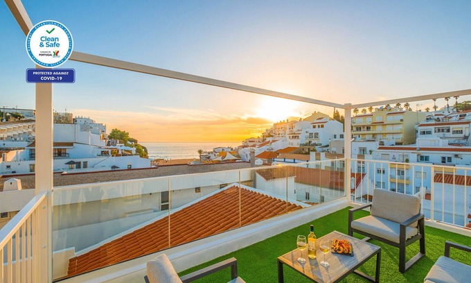 Carvoeiro House | LOCATED IN THE HEART OF CARVOEIRO, RENOVATED, TERRACE WITH SEA VIEW AND WI-FI