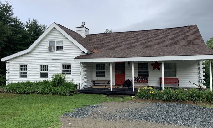 Stowe Hollow House | Located in the heart of Stowe Hollow! Close to town! Close to skiing!