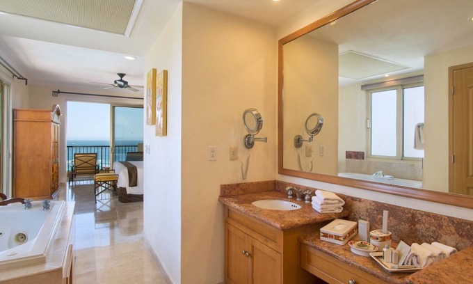 Centro Resort | Located on the pristine medano beach